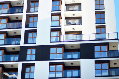 Bir cephe windows ve balkon bir yapının parçası. Pek çok daire ile modern ev.