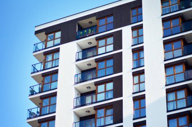 Bir cephe windows ve balkon bir yapının parçası. Pek çok daire ile modern ev.