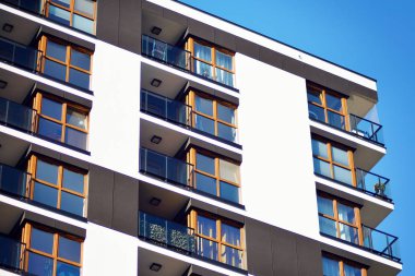 Bir cephe windows ve balkon bir yapının parçası. Pek çok daire ile modern ev.