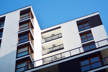 Bir cephe windows ve balkon bir yapının parçası. Pek çok daire ile modern ev.