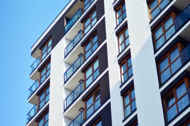 Bir cephe windows ve balkon bir yapının parçası. Pek çok daire ile modern ev.