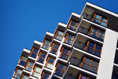 Bir cephe windows ve balkon bir yapının parçası. Pek çok daire ile modern ev.