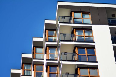 Bir cephe windows ve balkon bir yapının parçası. Pek çok daire ile modern ev.