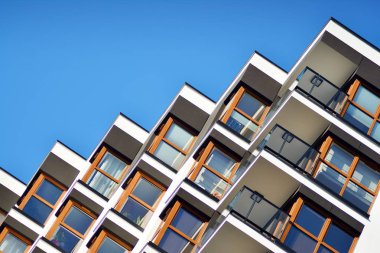 Bir cephe windows ve balkon bir yapının parçası. Pek çok daire ile modern ev.