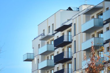 Bir cephe windows ve balkon bir yapının parçası. Pek çok daire ile modern ev.