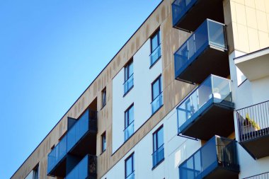 Bir cephe windows ve balkon bir yapının parçası. Pek çok daire ile modern ev.