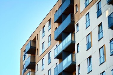 Bir cephe windows ve balkon bir yapının parçası. Pek çok daire ile modern ev.