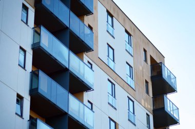 Bir cephe windows ve balkon bir yapının parçası. Pek çok daire ile modern ev.