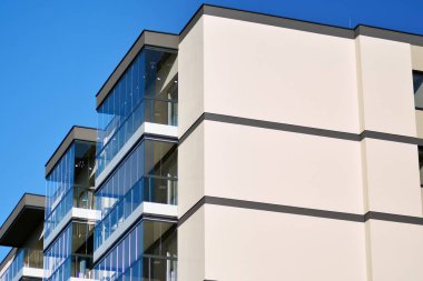 Bir cephe windows ve balkon bir yapının parçası. Pek çok daire ile modern ev.