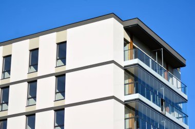 Bir cephe windows ve balkon bir yapının parçası. Pek çok daire ile modern ev.