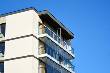 Bir cephe windows ve balkon bir yapının parçası. Pek çok daire ile modern ev.