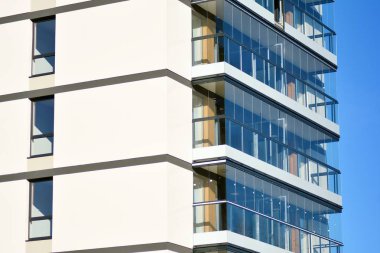 Bir cephe windows ve balkon bir yapının parçası. Pek çok daire ile modern ev.