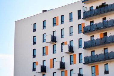 Bir cephe windows ve balkon bir yapının parçası. Pek çok daire ile modern ev.