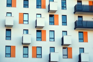 Bir cephe windows ve balkon bir yapının parçası. Pek çok daire ile modern ev.