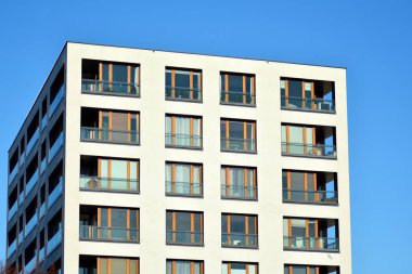 Bir cephe windows ve balkon bir yapının parçası. Pek çok daire ile modern ev.