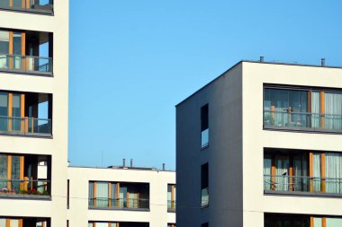 Bir cephe windows ve balkon bir yapının parçası. Pek çok daire ile modern ev.