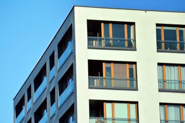 Bir cephe windows ve balkon bir yapının parçası. Pek çok daire ile modern ev.