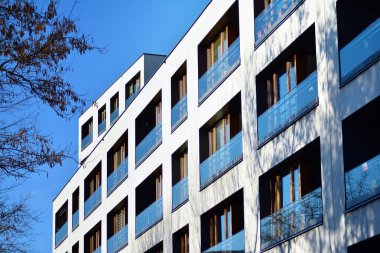 Bir cephe windows ve balkon bir yapının parçası. Pek çok daire ile modern ev.