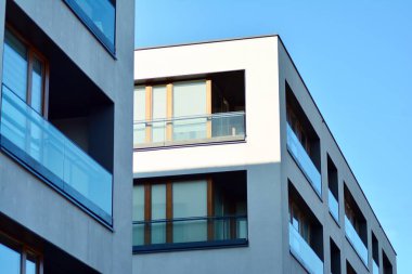 Bir cephe windows ve balkon bir yapının parçası. Pek çok daire ile modern ev.