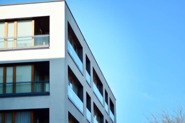 Bir cephe windows ve balkon bir yapının parçası. Pek çok daire ile modern ev.