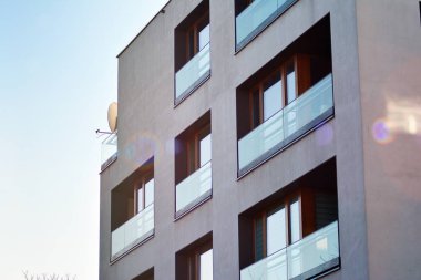 Bir cephe windows ve balkon bir yapının parçası. Pek çok daire ile modern ev.