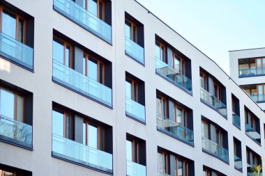 Bir cephe windows ve balkon bir yapının parçası. Pek çok daire ile modern ev.