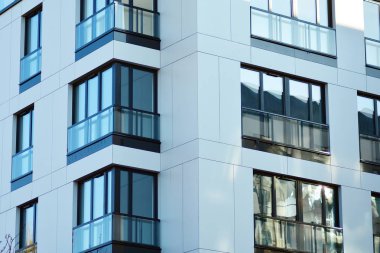 Bir cephe windows ve balkon bir yapının parçası. Pek çok daire ile modern ev.