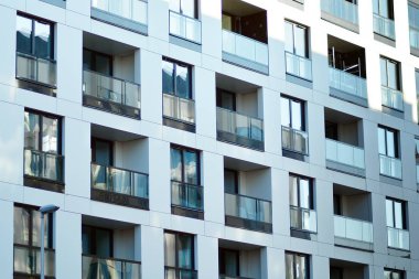 Bir cephe windows ve balkon bir yapının parçası. Pek çok daire ile modern ev.