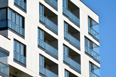 Bir cephe windows ve balkon bir yapının parçası. Pek çok daire ile modern ev.