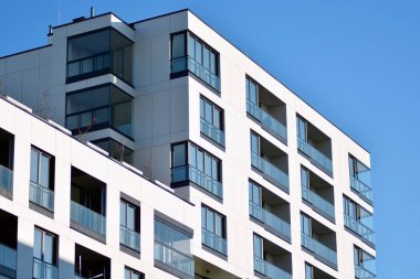 Bir cephe windows ve balkon bir yapının parçası. Pek çok daire ile modern ev.