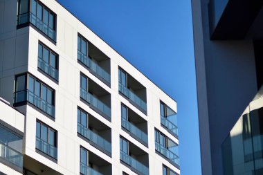 Bir cephe windows ve balkon bir yapının parçası. Pek çok daire ile modern ev.