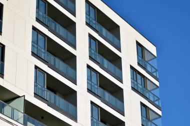 Bir cephe windows ve balkon bir yapının parçası. Pek çok daire ile modern ev.