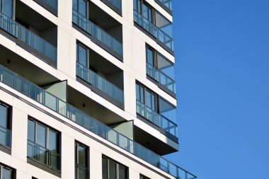 Bir cephe windows ve balkon bir yapının parçası. Pek çok daire ile modern ev.