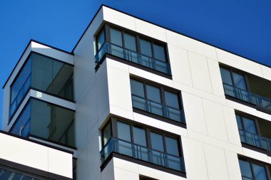 Bir cephe windows ve balkon bir yapının parçası. Pek çok daire ile modern ev.