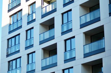 Bir cephe windows ve balkon bir yapının parçası. Pek çok daire ile modern ev.
