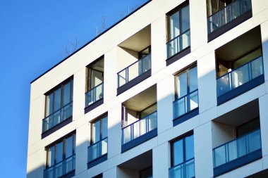 Bir cephe windows ve balkon bir yapının parçası. Pek çok daire ile modern ev.