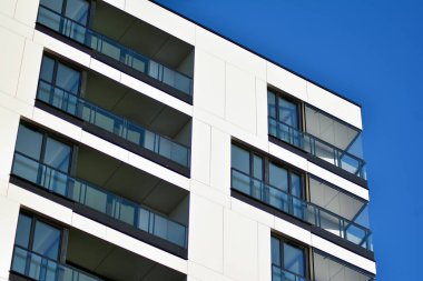 Bir cephe windows ve balkon bir yapının parçası. Pek çok daire ile modern ev.