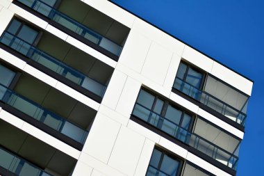 Bir cephe windows ve balkon bir yapının parçası. Pek çok daire ile modern ev.
