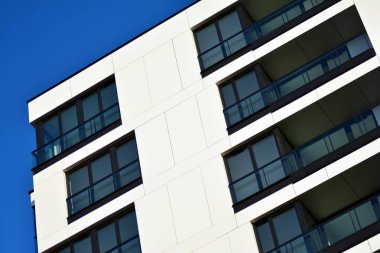 Bir cephe windows ve balkon bir yapının parçası. Pek çok daire ile modern ev.