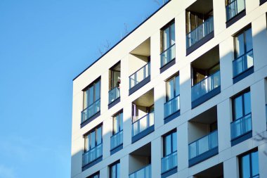 Bir cephe windows ve balkon bir yapının parçası. Pek çok daire ile modern ev.