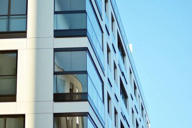 Bir cephe windows ve balkon bir yapının parçası. Pek çok daire ile modern ev.