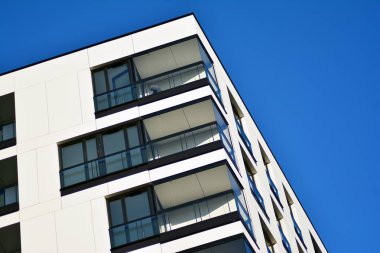 Bir cephe windows ve balkon bir yapının parçası. Pek çok daire ile modern ev.