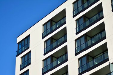 Bir cephe windows ve balkon bir yapının parçası. Pek çok daire ile modern ev.