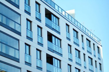 Bir cephe windows ve balkon bir yapının parçası. Pek çok daire ile modern ev.