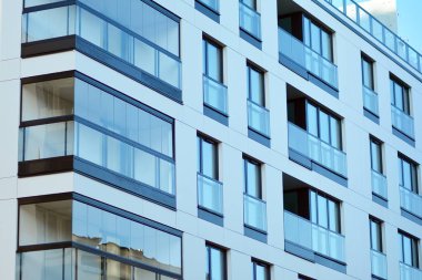 Bir cephe windows ve balkon bir yapının parçası. Pek çok daire ile modern ev.