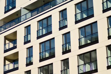 Bir cephe windows ve balkon bir yapının parçası. Pek çok daire ile modern ev.