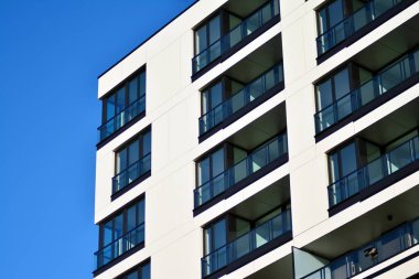 Bir cephe windows ve balkon bir yapının parçası. Pek çok daire ile modern ev.