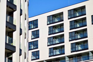 Bir cephe windows ve balkon bir yapının parçası. Pek çok daire ile modern ev.