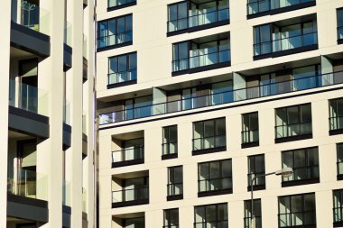 Bir cephe windows ve balkon bir yapının parçası. Pek çok daire ile modern ev.