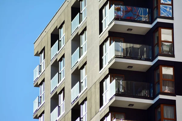 Fragmento Una Fachada Edificio Con Ventanas Balcones Casa Moderna Con — Foto de Stock